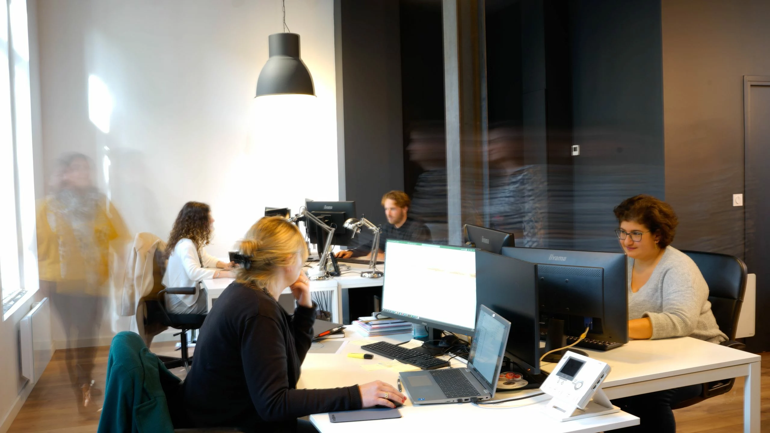Les architectes d'Atelier 24 au travail dans leur open space à Lille