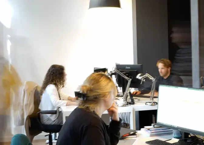 Réunion de conception autour des plans chez Atelier 24 Architecture à Lille